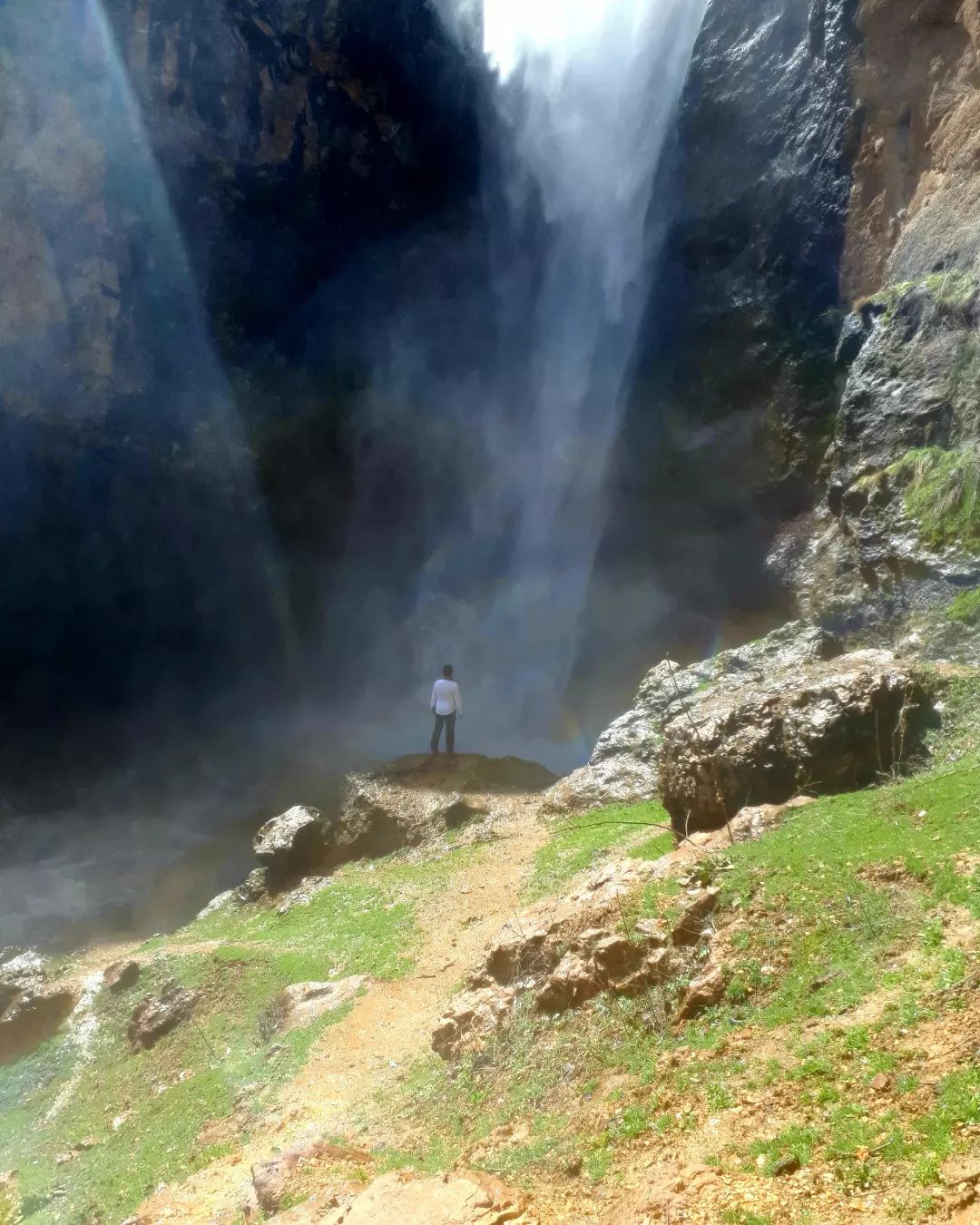 آبشار بهرام بیگی- اوایل بهار
